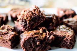 Rețetă gustoasă și sănătoasă: prăjitură brownie cu caramel sărat